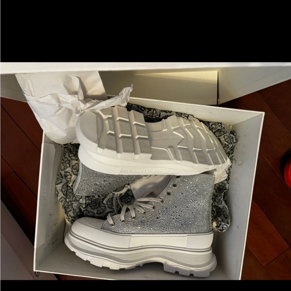 Alexander McQueen boots. Size 11 brand new worn to try on. - Picture 3 of 8